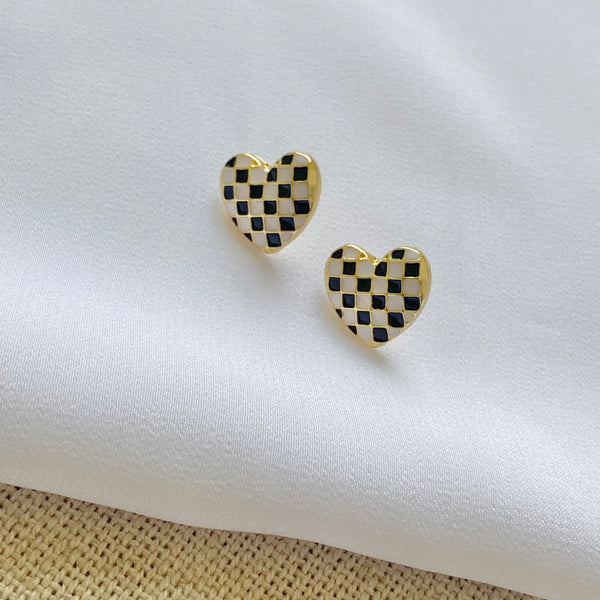 Aretes Corazones blanco y negro